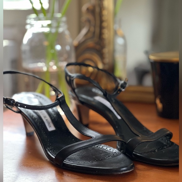 Sz IT 40.5 Manolo Blahnik T-Strap Sandals - Picture 1 of 3